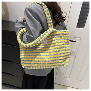 Détail du sac cabas à rayures jaunes et bleues en laine d'agneau douce et pelucheuse