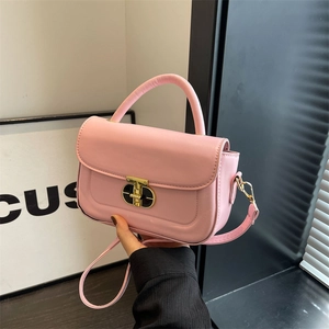 Borsa a tracolla in pelle PU rosa con chiusura a T dorata tenuta a mano per look invernale