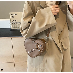 Sac bandoulière marron en forme de cœur avec rivets métalliques et boucles