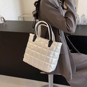 Sac fourre-tout matelassé blanc chic avec bretelles noires pour les trajets quotidiens