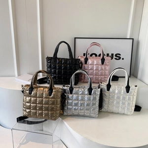 Sacs cabas matelassés minimalistes en cinq couleurs métallisées avec bandoulière réglable