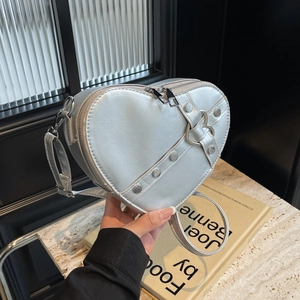 Sac à Bandoulière Tendance pour Femmes en Forme de Cœur en Cuir PU avec Rivets Décoratifs Style Sweet Punk pour Fête Quotidien