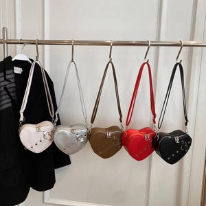 Sacs à bandoulière tendance en forme de cœur avec rivets en cinq couleurs élégantes