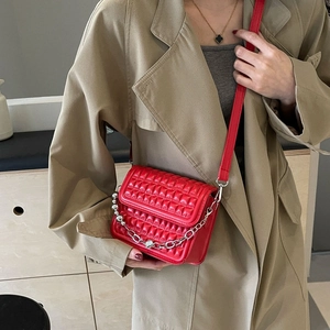 Petit sac bandoulière vintage rouge matelassé avec chaîne argentée pour femme