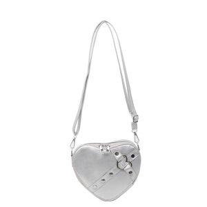 Sac à bandoulière argenté en forme de cœur avec clous et sangle réglable sur fond blanc