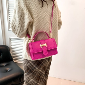 Borsa a mano quadrata magenta con motivo coccodrillo e fibbia dorata a H