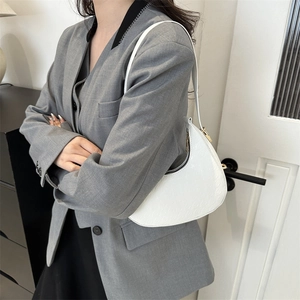 Sac bandoulière blanc motif crocodile demi-lune au design rétro minimaliste chic