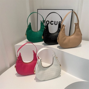 Sacs à bandoulière demi-lune en cinq couleurs avec texture et finitions dorées chic