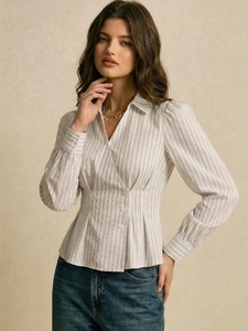 Dettaglio camicia a righe sciancrata con scollo a V e design a incrocio con bottoni donna