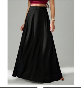 Détails du tissu d'une jupe longue noire taille haute avec drapé élégant en coupe A-line