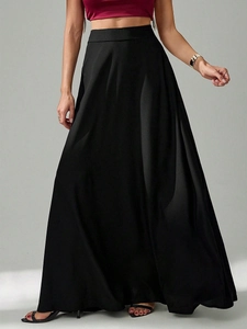 Détail de jupe longue noire taille haute avec drapé brillant et silhouette élégante en A