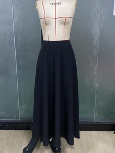 Détail de la jupe longue noire trapèze sur mannequin montrant la taille plate et large