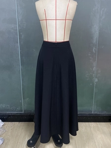 Vue macro de la jupe trapèze noire taille haute et du zip invisible à l'arrière