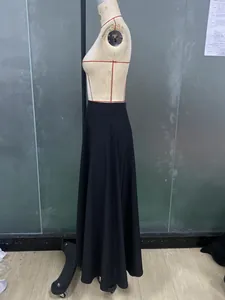 Détail d'une jupe longue noire élégante à taille haute avec un tissu au drapé fluide