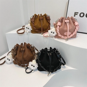 Sacs seaux givrés avec poignée tressée et breloque en peluche en quatre couleurs variées