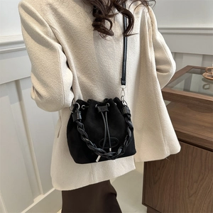 Sac seau vintage en daim noir avec poignée tressée et fermeture à cordon réglable