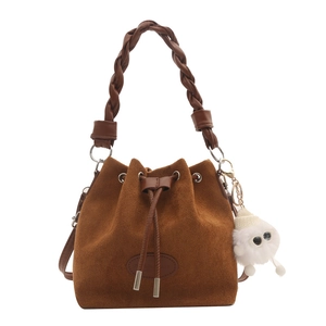 Sac seau en daim marron avec anse tressée, cordon de serrage et breloque en peluche