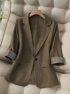 Blazer marron pour femme avec doublure de poignet rayée et fermeture à bouton unique