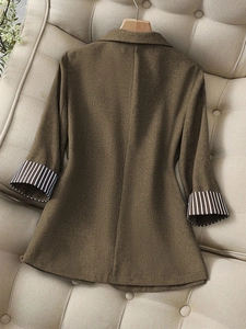 Blazer femme marron foncé avec revers de manches rayés et texture en aspect lin chic