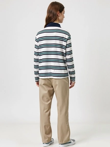 Vue de dos d'un polo à manches longues rayé pour femme avec pantalon kaki et baskets blanches