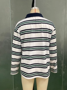 Détail de l'arrière d'un polo à manches longues rayé avec col contrasté bleu marine et maille