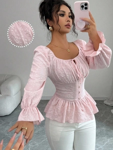 Rosa Langarm-Schößchenbluse mit 3D-Prägeblumenstoff und Bindedetail am Ausschnitt