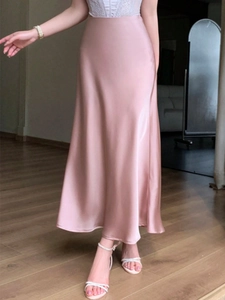 Jupe sirène élégante en satin rose à taille haute avec une finition brillante