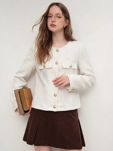 Veste élégante en tweed crème pour femme avec col rond et boutons dorés en relief