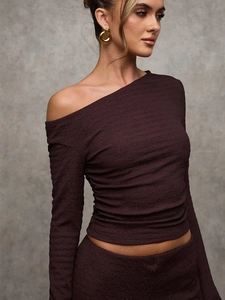 Completo aderente marrone cioccolato con maglia a spalle scoperte e tessuto con texture 3D
