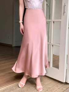 Jupe sirène élégante en satin rose à taille haute avec texture soyeuse et ourlet fluide