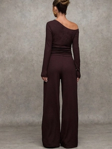 Set in maglia viola scuro con top a maniche lunghe scollato e pantaloni larghi a vita alta
