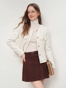 Veste élégante en tweed blanc avec boutons dorés et jupe plissée marron pour femme