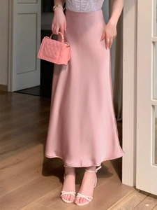 Jupe sirène élégante en satin rose à taille haute avec une finition brillante soyeuse
