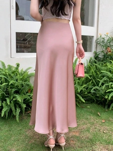 Jupe midi élégante en satin rose à taille haute et finition soyeuse pour femmes