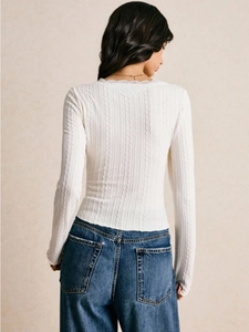 Slim-fit white long sleeve T-shirt with V-neck lace trim and vertical wavy texture