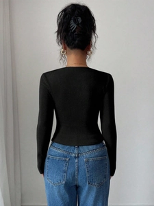 Pull en maille côtelée noire à manches longues pour femme, vue de dos sur mannequin
