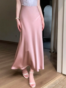 Jupe longue élégante en satin rose à taille haute avec fini brillant et coupe sirène