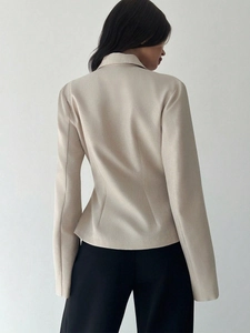 Blazer cintré beige pour femme avec coupe ajustée et manches longues en style de bureau