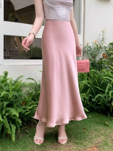 Vue détaillée d'une jupe sirène en satin rose avec texture lisse et drapé élégant