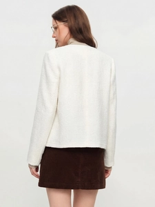 Veste en tweed blanc à manches longues et jupe en velours marron, vue de profil