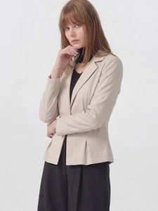 Blazer cintré beige pour femme avec détail plissé unique à l'ourlet pour le travail