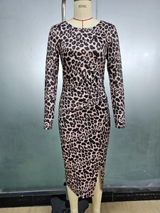 Dettaglio vestito leopardato con girocollo, arricciatura in vita e spacco laterale