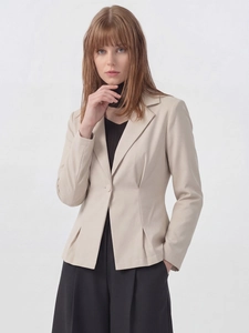Blazer cintré beige pour femme avec col à revers et fermeture à un bouton, style élégant