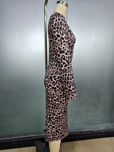 Dettaglio vestito leopardato a maniche lunghe con taglio aderente in maglia elastica