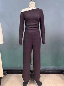 Dettaglio del set due pezzi con top con spalle scoperte e pantaloni larghi coordinati