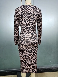 Vista posteriore di un abito midi aderente a maniche lunghe con stampa leopardata classica