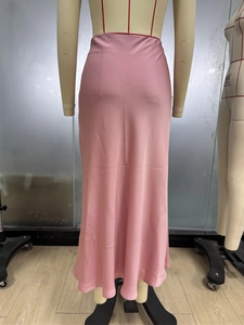 Détail du dos de la jupe mi-longue en satin rose montrant l'éclat et la coupe sirène