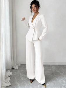 Ensemble chic blanc deux pièces pour femme avec blazer cintré et pantalon large taille haute