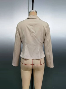 Vue arrière du blazer beige cintré montrant les coutures ajustées et la coupe élégante
