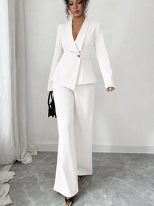 Ensemble blanc élégant pour femme avec blazer cintré et pantalon large fluide